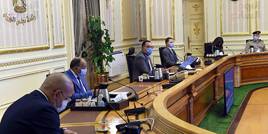 مصطفى مدبولى يجتمع بـ3 وزراء لمتابعة موقف إزالة مخ (4)