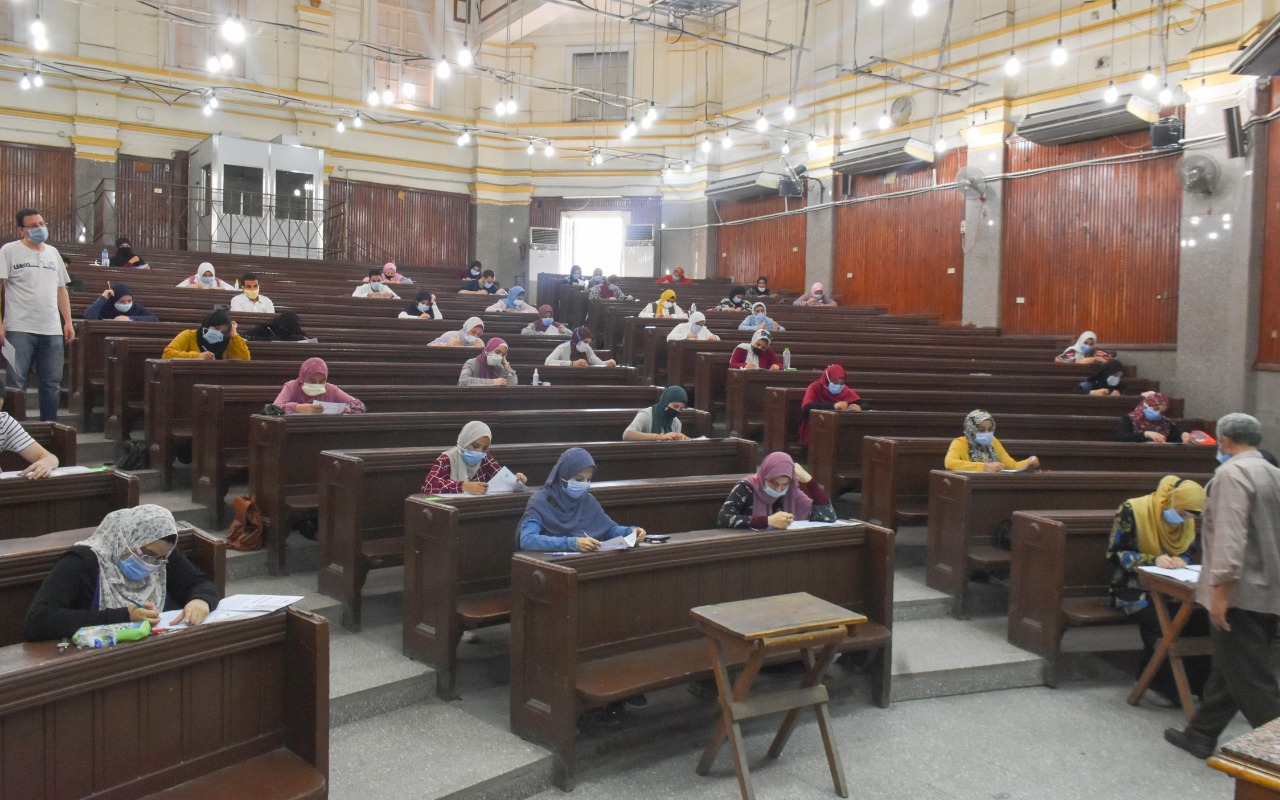 استئناف امتحانات طلاب السنوات النهائية بكليات جامعة القاهرة  (2)