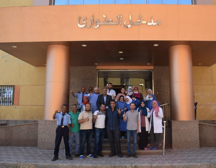 الفريق الطبى بمستشفى الأقصر العام يحتفلون بخروج آخر حالتين كورونا  (2)