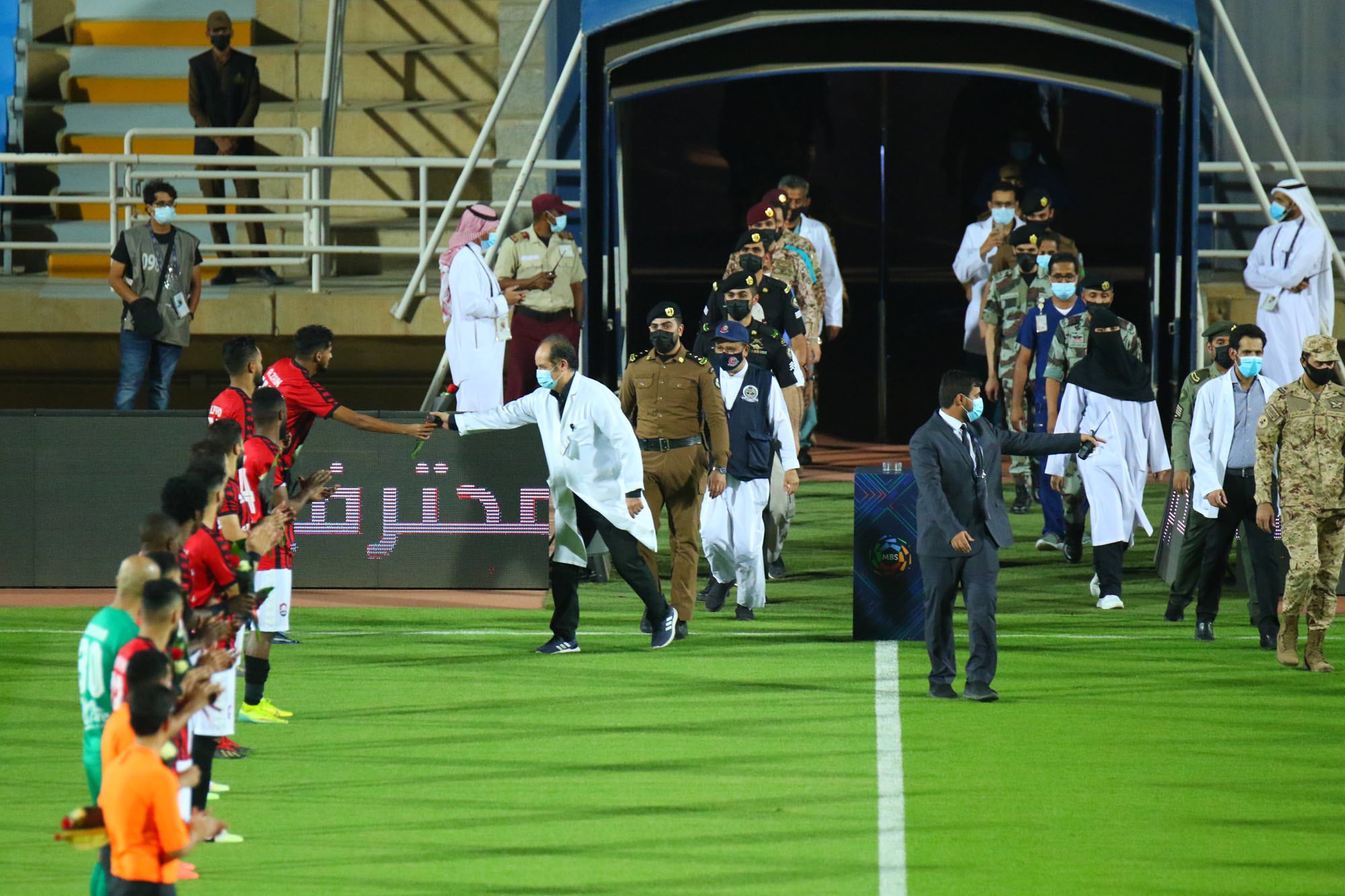 الممر الشرفي فى مباراة الرائد وضمك