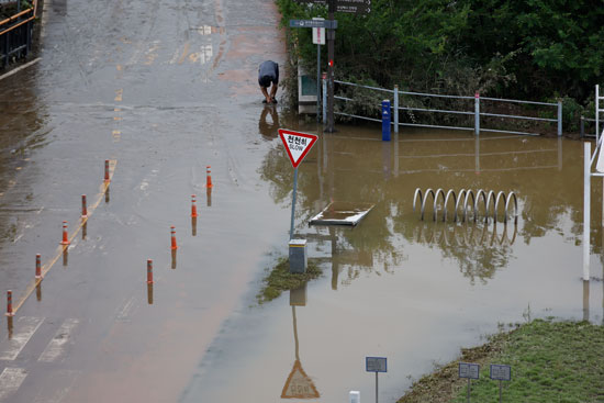 2020-08-04T064109Z_317949287_RC2U6I9KHKOZ_RTRMADP_3_SOUTHKOREA-FLOODS