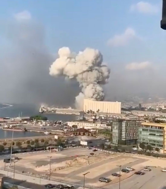 اثار الدمار والخراب الذى خلفه الانفجار فى بيروت