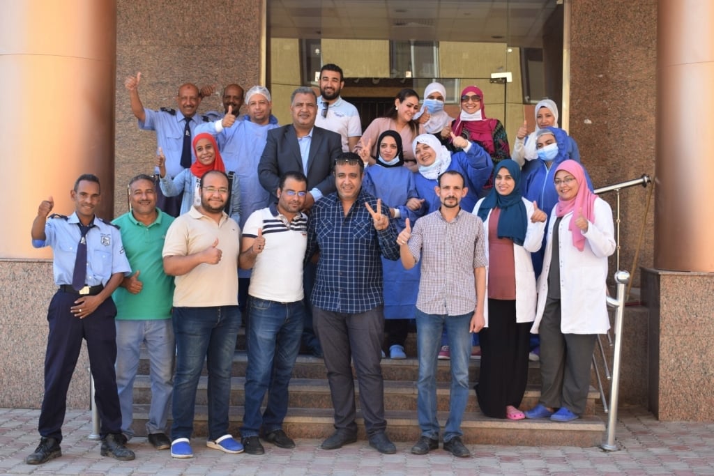 الفريق الطبى بمستشفى الأقصر العام يحتفلون بخروج آخر حالتين كورونا  (1)