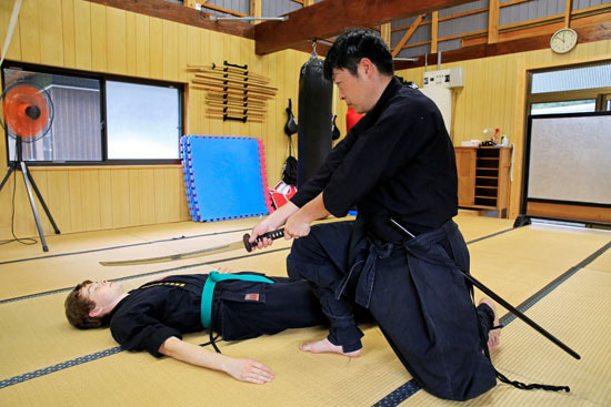 جينيتشي يستخدم السيف كأحد وسائل الدفاع عن النفس خلال تدريبه فنون النينجا