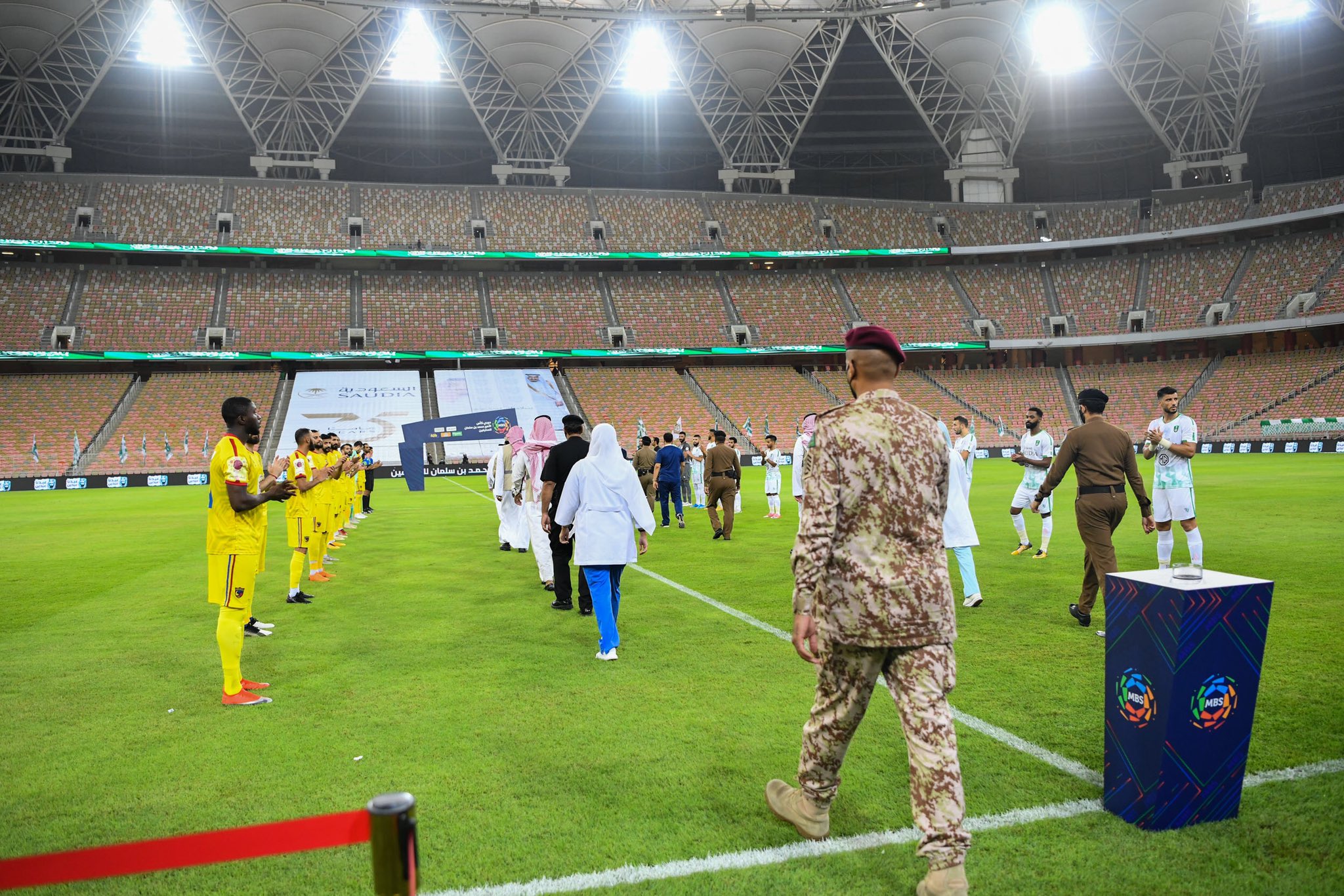 أحد الممرات الشرفية فى مباراة الأهلى والحزم