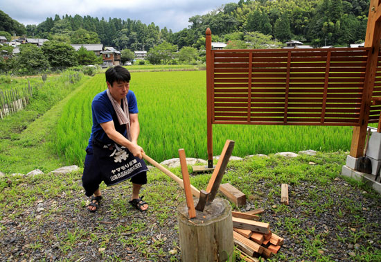 يتدرب الياباني جينيتشي ميتسوهاشي على كسر أخشاب الأشجار كنوع من التدريبات