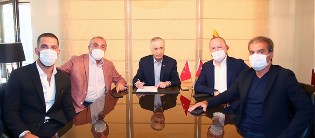 اردا توران مع اعضاء مجلس جالطة سراى (2)