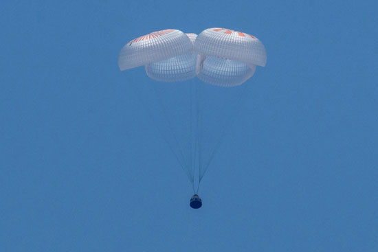 لحظة هبوط الكبسولة فى سماء فلوريدا