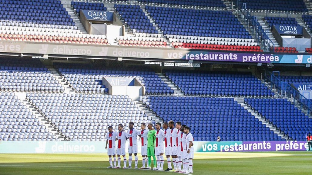 لاعبو سان جيرمان يقفون دقيقة حداد على ضحايا انفجار بيروت