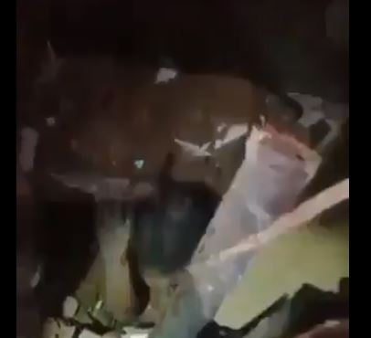 لحظة انتشال طفلة على قيد الحياة بعد 24 ساعة من انفجار بيروت  (2)