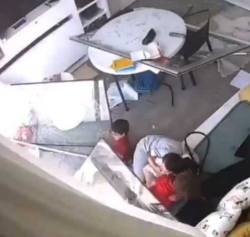 الطفل يسقط من الانفجار