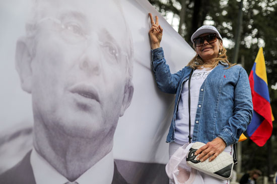 أنصار الرئيس السابق ألفارو أوريبى يرفعون علامة النصر