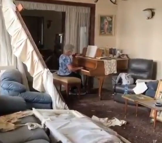 العجوز اللبنانية تعزف على البيانو وسط حطام منزلها
