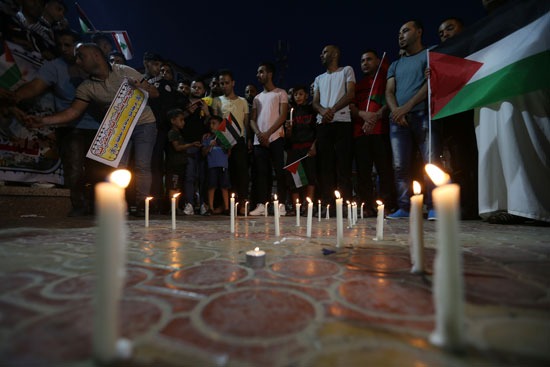 شباب فلسطين يضيئون الشموع تضامنًا مع الشعب اللبناني