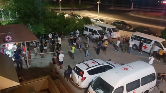 مئات الشباب أمام مراكز التبرع بالدم