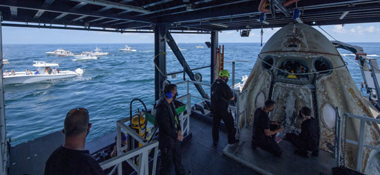 انتشال الكبسولة من المياه