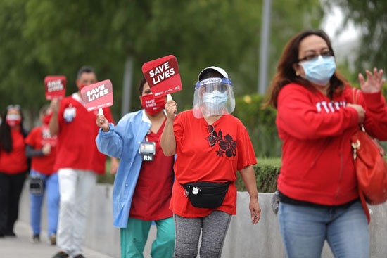 مظاهرات للأطقم الطبية فى كاليفورنيا