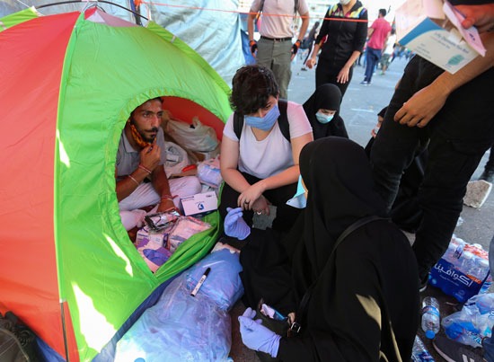 متطوعون يجمعون مساعدات لتوزيعها على المتضررين من انفجار بيروت