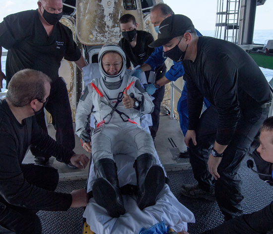 رائد الفضاء عقب خروجه من الكبسولة