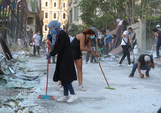 المتطوعون ينظفون الشوارع بعد الانفجار