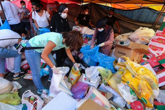 متطوعون يجمعون مساعدات لتوزيعها على متضرري انفجار المرفأ