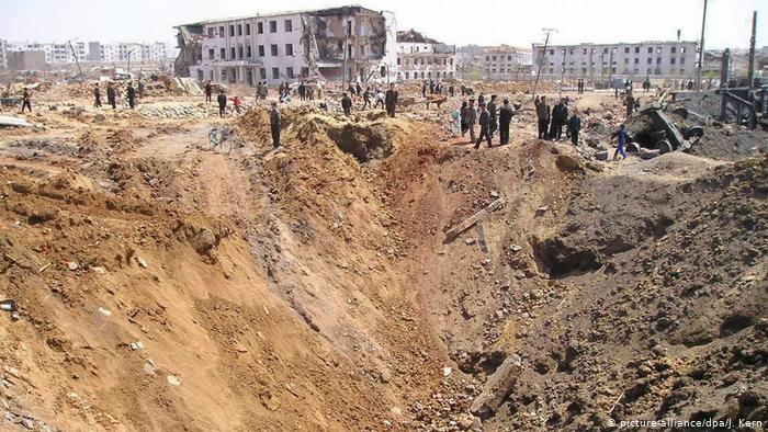 الحفرة التي خلفها انفجار نترات الأمونيوم في مدينة ريونغشون الكورية الشمالية عام 2004