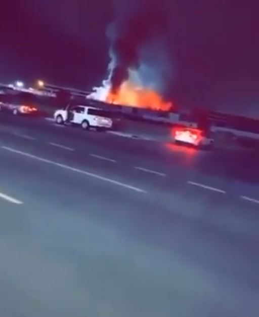 اندلاع حريق في ساحة قطار الحرمين بالسعودية (1)