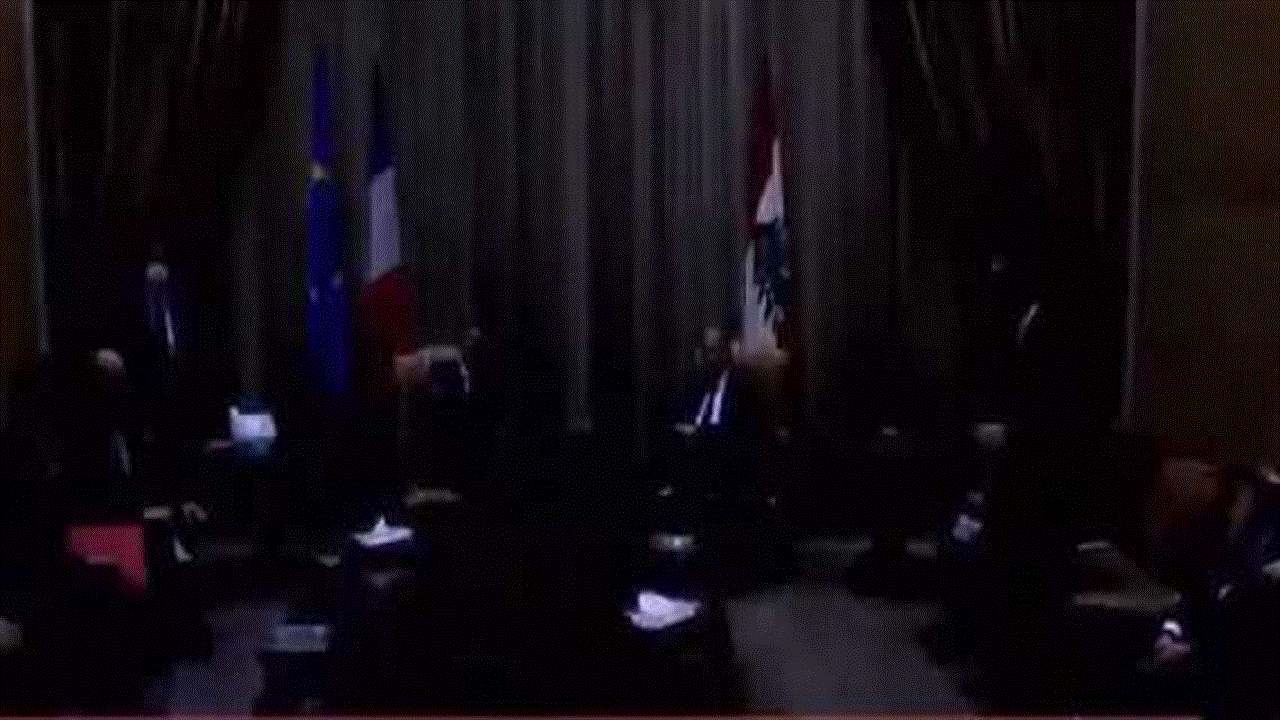 2 لحظة انقطاع الكهرباء في حضور ماكرون داخل صالون الشرف الرئاسي بلبنان