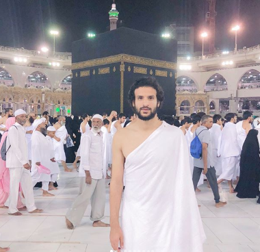 محمود علاء بملابس الاحرام