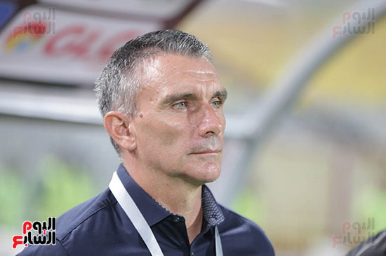 بداية الشوط الاول بين الزمالك والمصرى (15)