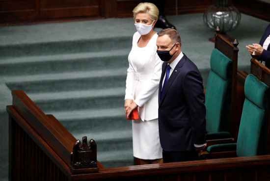 رئيس بولندا وزوجته داخل البرلمان