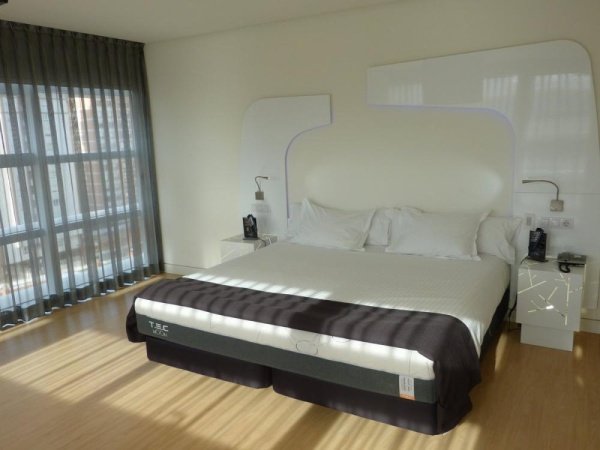 سرير ميسي المجهز لحمايته من كورونا سرير ميسي المجهز لحمايته من كورونا