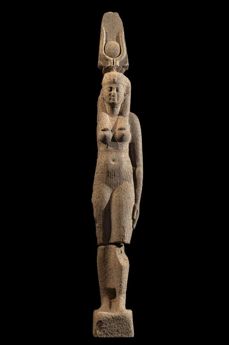 عودة تمثالين ملكيين إلى مصر لعرضهما بالمتحف المصري الكبير (2)