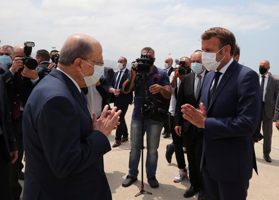 ماكرون يحيي الرئيس اللبنانى لدى وصوله بيروت