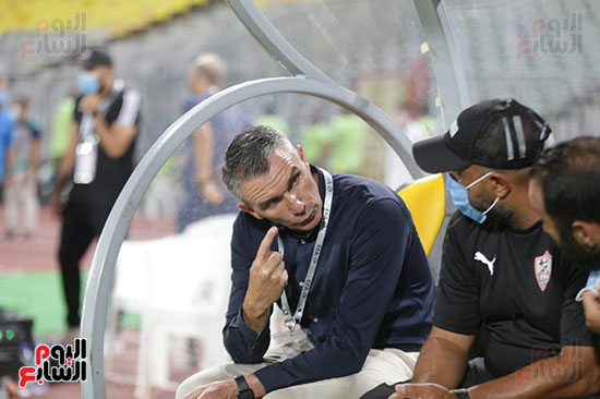 بداية الشوط الاول بين الزمالك والمصرى (8)