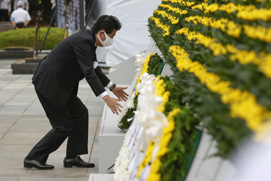 رئيس وزراء اليابان يضع الزهور لاحياء ذكرى الضحايا
