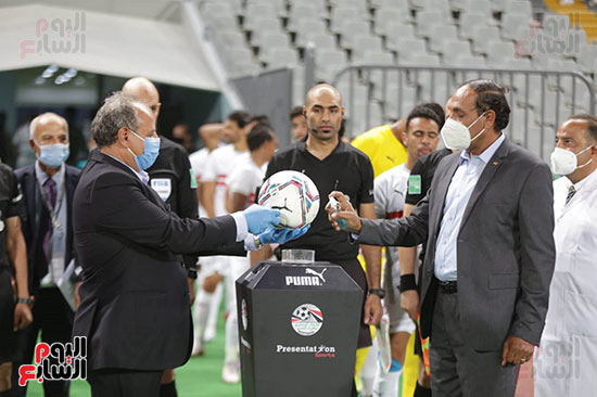 بداية الشوط الاول بين الزمالك والمصرى (26)