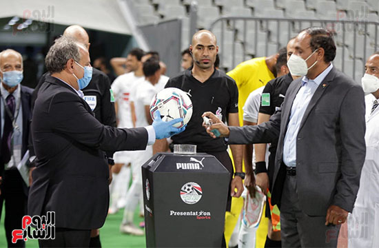 بداية الشوط الاول بين الزمالك والمصرى (27)