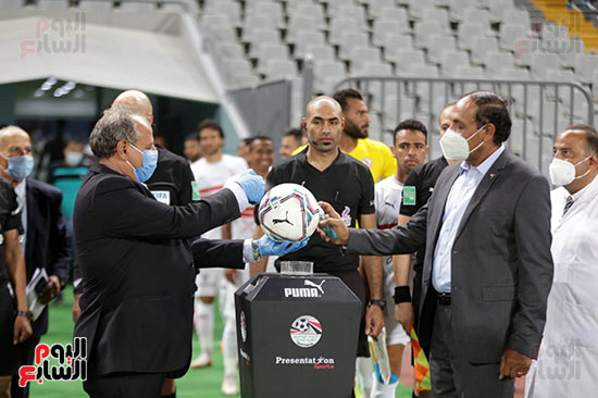 بداية الشوط الاول بين الزمالك والمصرى (28)