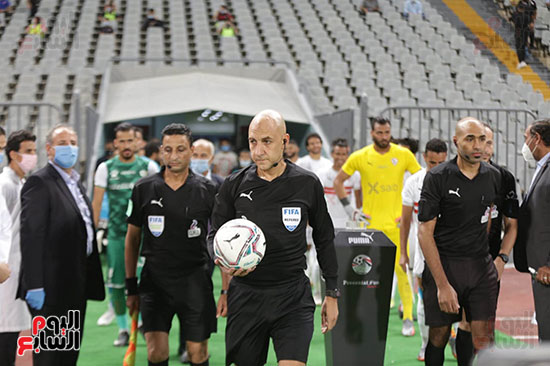 بداية الشوط الاول بين الزمالك والمصرى (24)