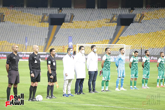 بداية الشوط الاول بين الزمالك والمصرى (22)