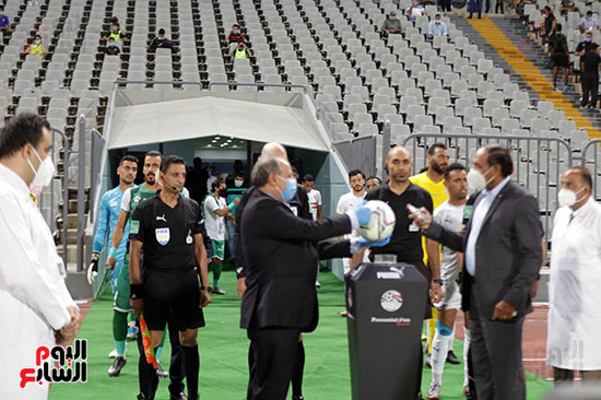 بداية الشوط الاول بين الزمالك والمصرى (30)