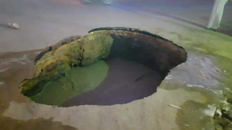 كسر ماسورة مياه خط رئيسي بمدينة الباويطي بالواحات البحرية (6)