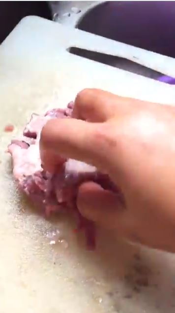 قطعة لحم تنبض على لوح التقطيع (1)