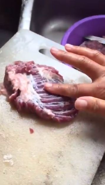 قطعة لحم تنبض على لوح التقطيع (3)