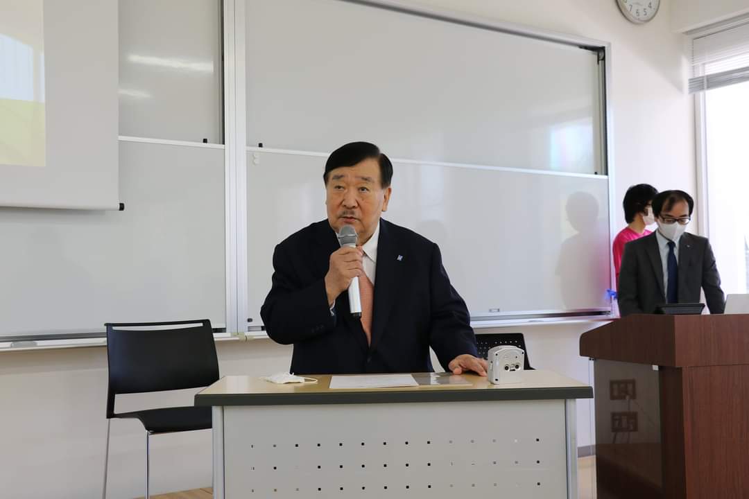 ساكوجى يوشيمورا خلال المحاضرة (1)