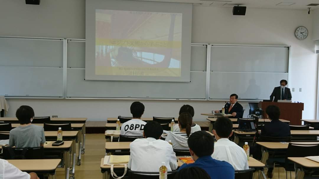 ساكوجى يوشيمورا خلال المحاضرة (2)