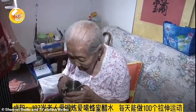 معمرة صينية 107 عاما تكشف سر طول عمرها (1)