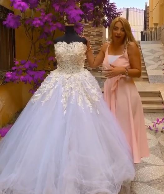 مي حلمي في فيديو عن فستان حفل زفافها (1)
