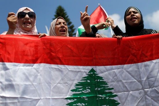 فلسطينيات تشاركن فى تأبين ضحايا انفجار بيروت